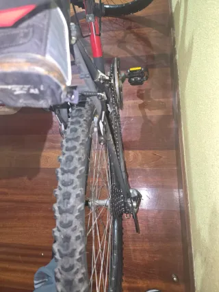 Bicicleta de montaña roja