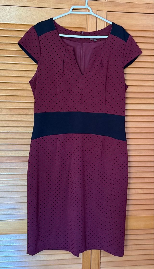Vestido morado con lunares negros