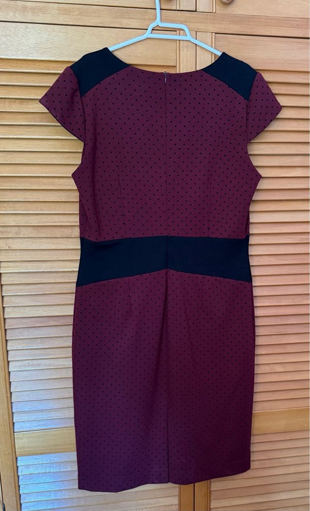 Vestido morado con lunares negros