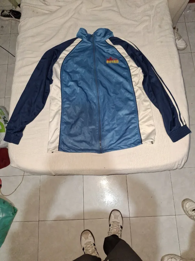 Chaqueta deportiva azul y blanca