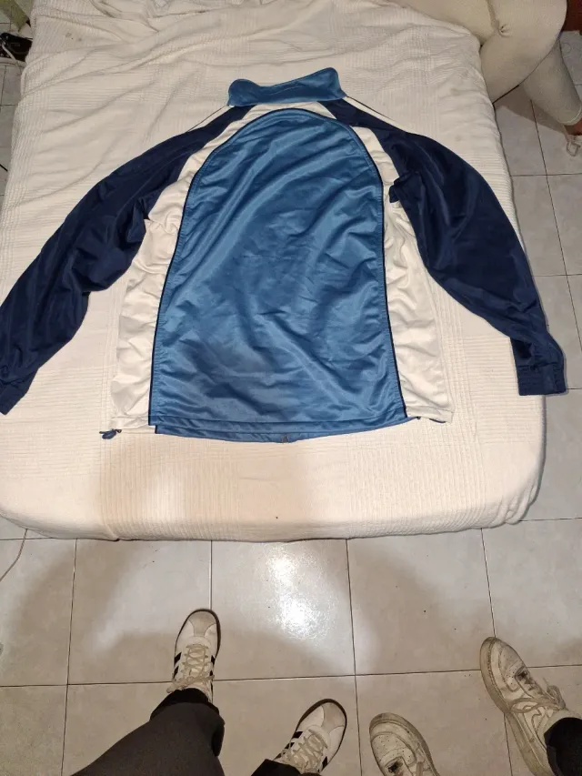 Chaqueta deportiva azul y blanca