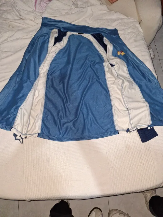 Chaqueta deportiva azul y blanca