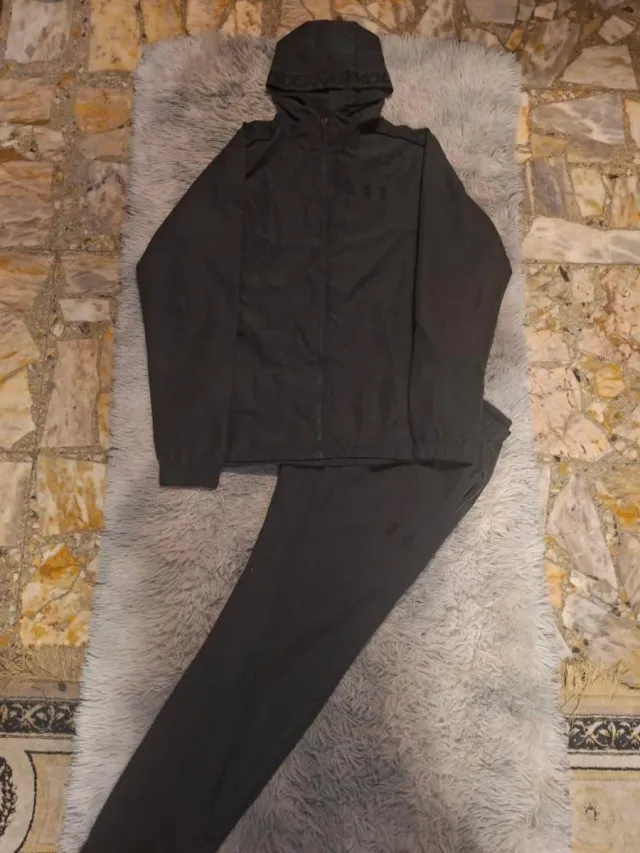 Conjunto Under Armour gris oscuro como nuevo