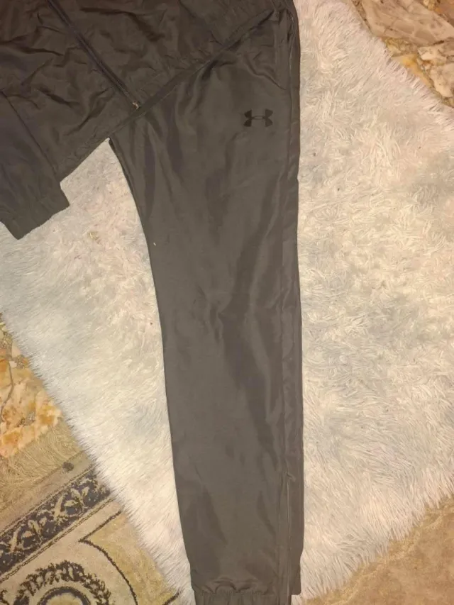 Conjunto Under Armour gris oscuro como nuevo