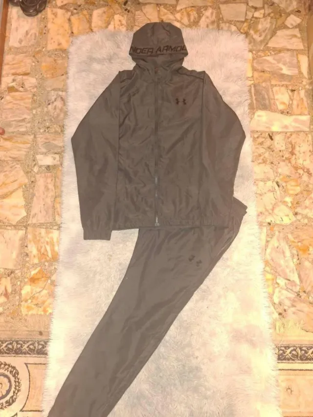 Conjunto Under Armour gris oscuro como nuevo