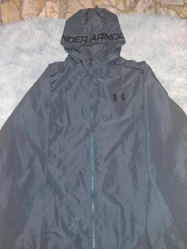 Conjunto Under Armour gris oscuro como nuevo