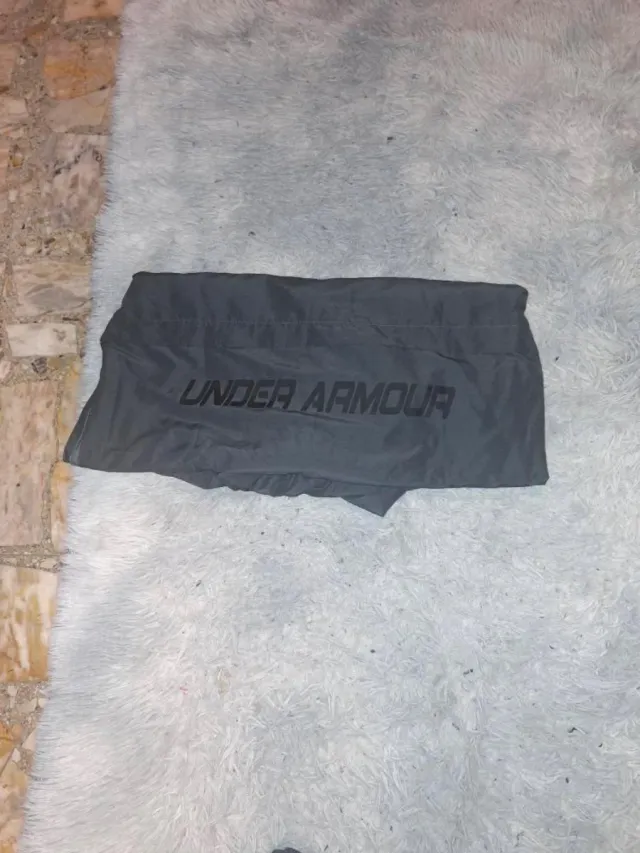 Conjunto Under Armour gris oscuro como nuevo
