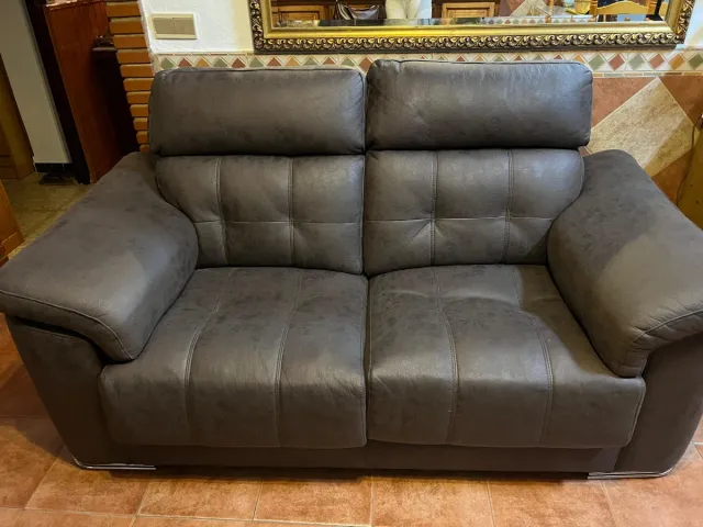 Sofá 2 plazas marrón muy nuevo