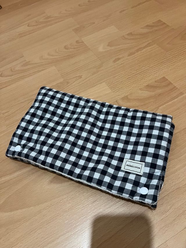 Bolso y cambiador cuadros blanco y negro