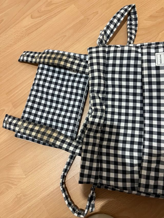 Bolso y cambiador cuadros blanco y negro
