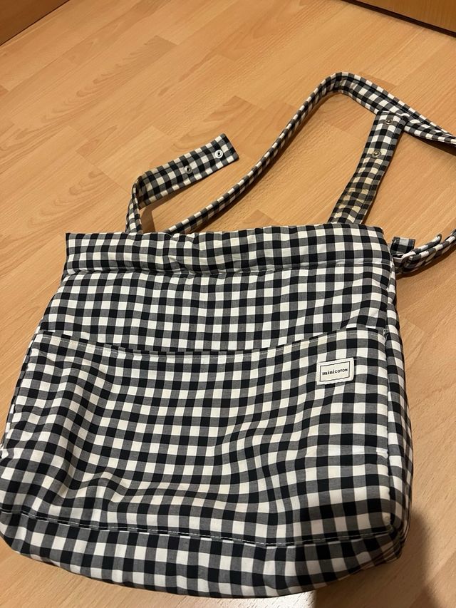 Bolso y cambiador cuadros blanco y negro