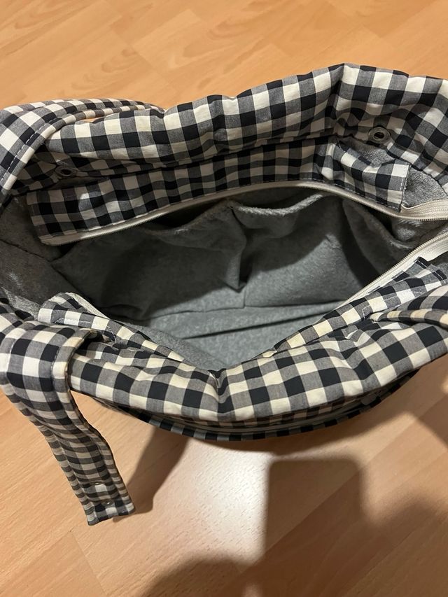 Bolso y cambiador cuadros blanco y negro