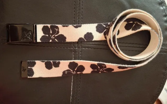 Cinturón Roxy floral blanco y negro