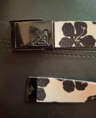 Cinturón Roxy floral blanco y negro