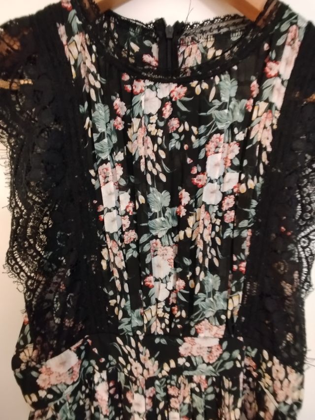 Vestido flores y puntilla negra