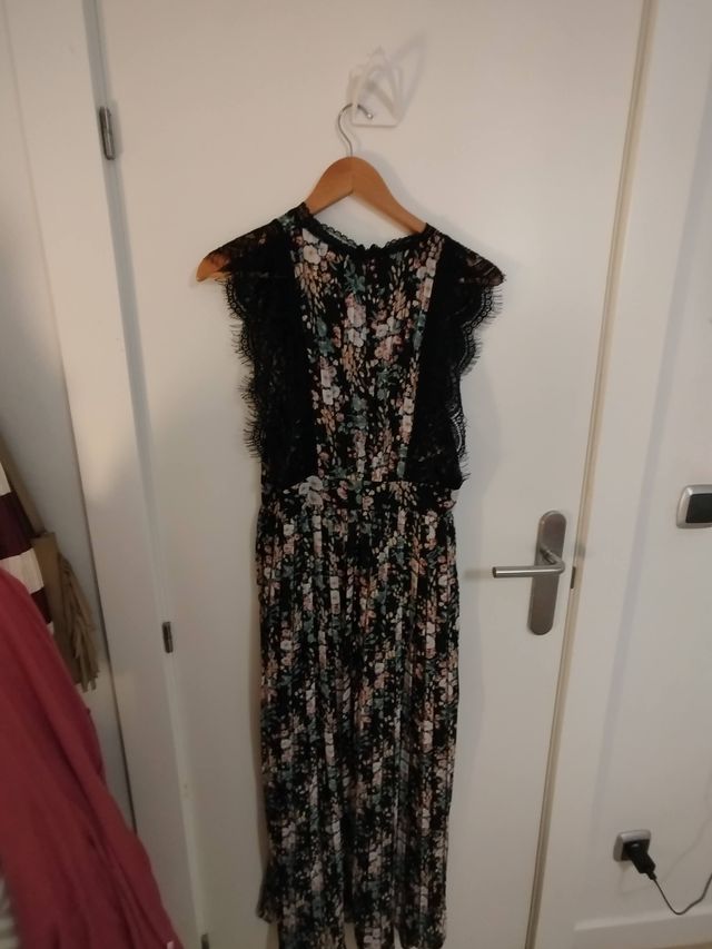 Vestido flores y puntilla negra