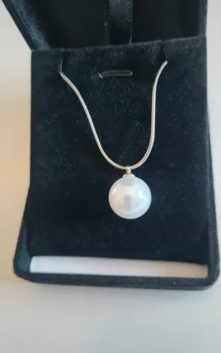 Collana con pendente perla bianca.