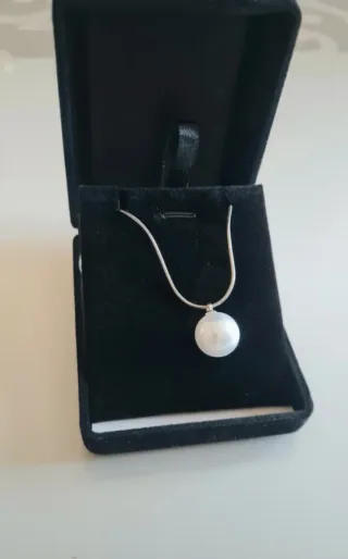 Collana con pendente perla bianca.