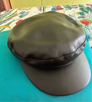 Cappellino similpelle con visiera