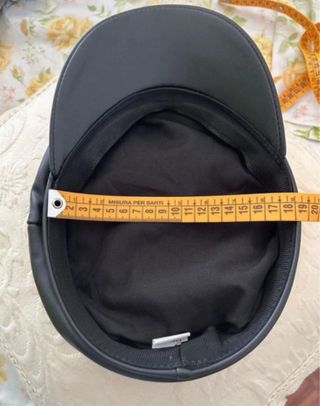 Cappellino similpelle con visiera