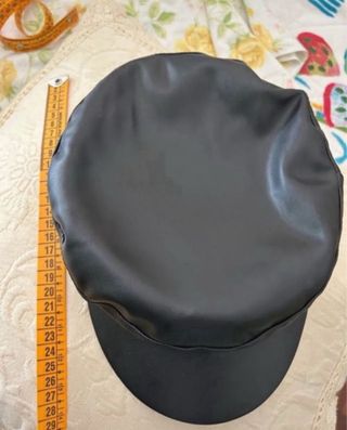 Cappellino similpelle con visiera