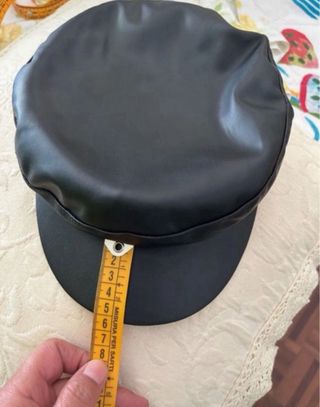 Cappellino similpelle con visiera