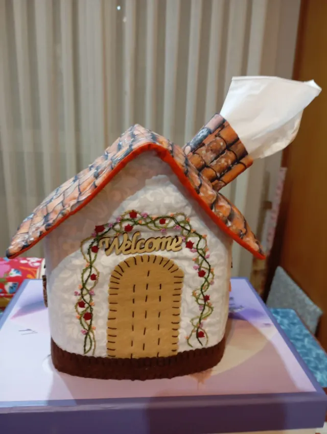 Casita guarda pañuelos decorada