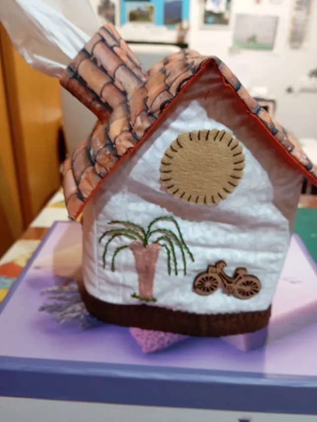 Casita guarda pañuelos decorada