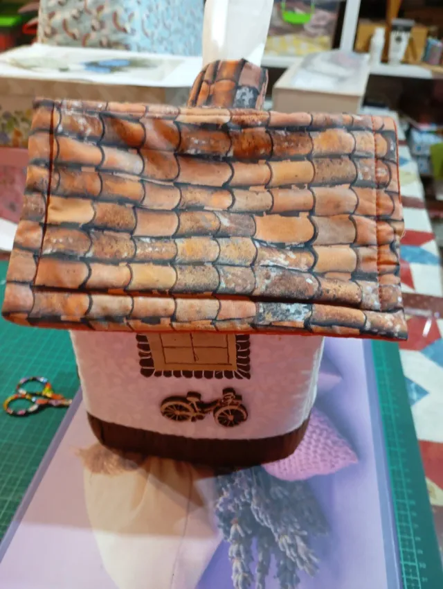 Casita guarda pañuelos decorada