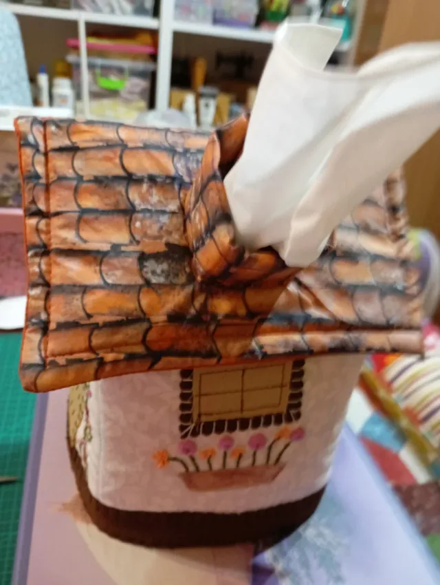 Casita guarda pañuelos decorada