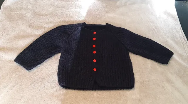 Chaqueta de bebé azul con botones