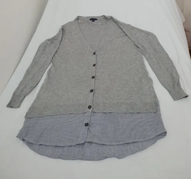 Jersey gris con camisa de rayas