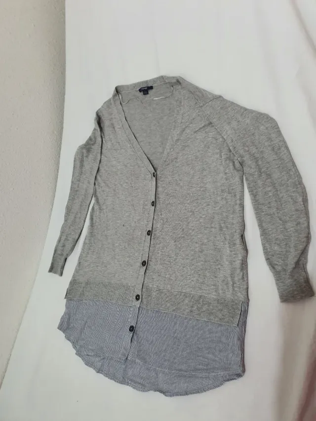 Jersey gris con camisa de rayas