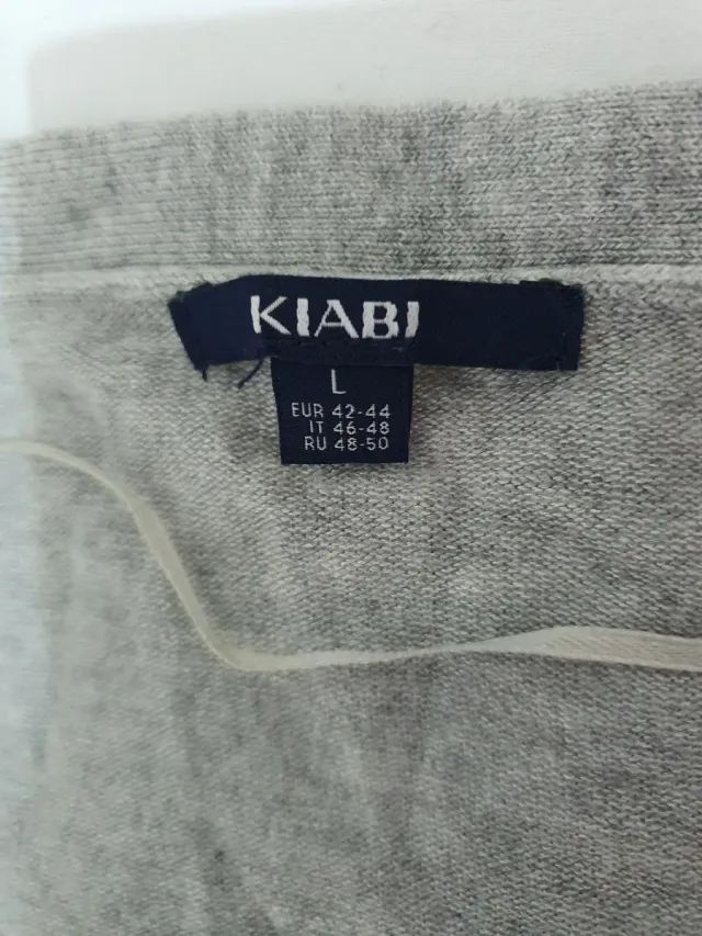 Jersey gris con camisa de rayas