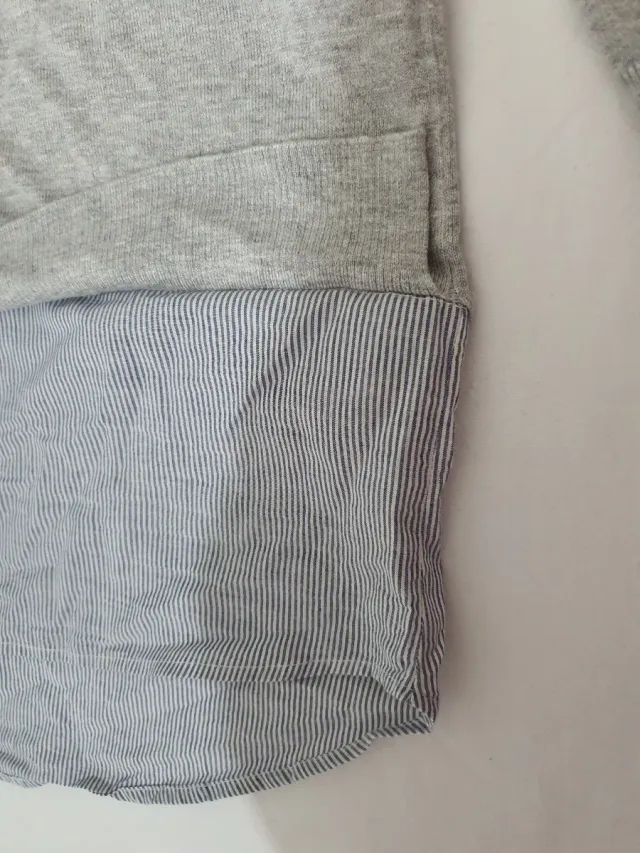Jersey gris con camisa de rayas