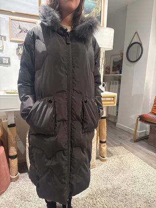 Abrigo largo gris con capucha