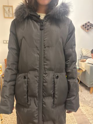 Abrigo largo gris con capucha