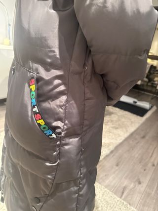 Abrigo largo gris con capucha