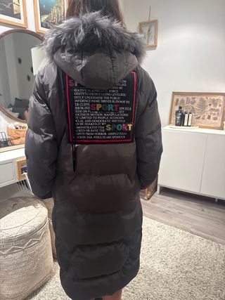 Abrigo largo gris con capucha