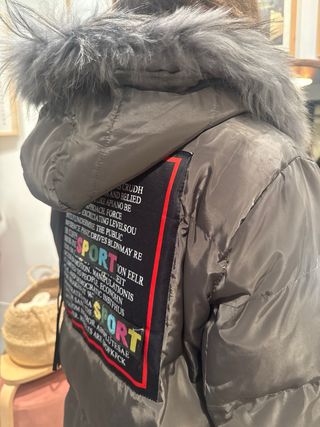 Abrigo largo gris con capucha