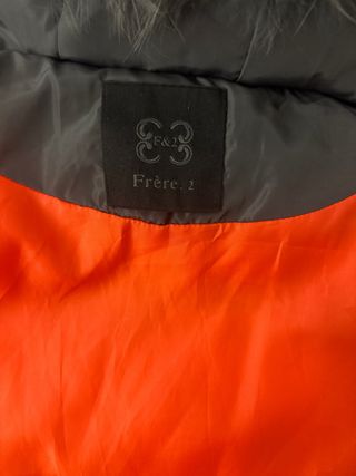 Abrigo largo gris con capucha