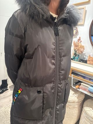 Abrigo largo gris con capucha