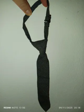 Corbata infantil gris con puntos