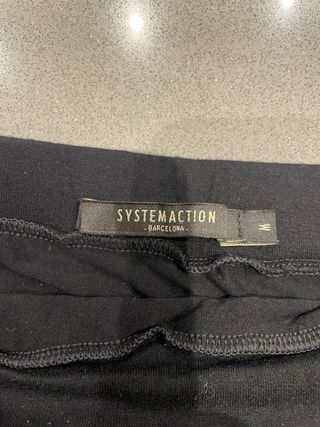 Falda negra System Action con volantes