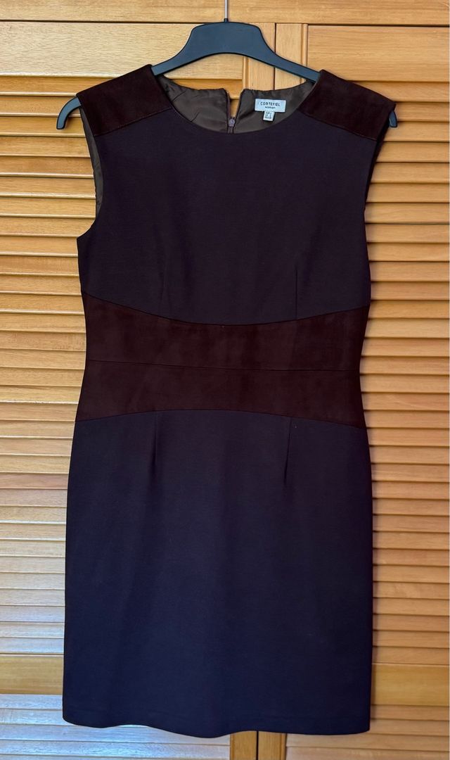 Vestido azul oscuro con cintura marron
