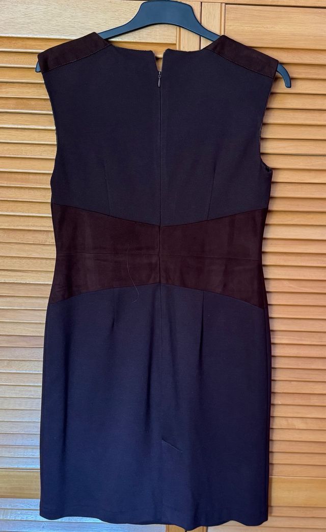 Vestido azul oscuro con cintura marron