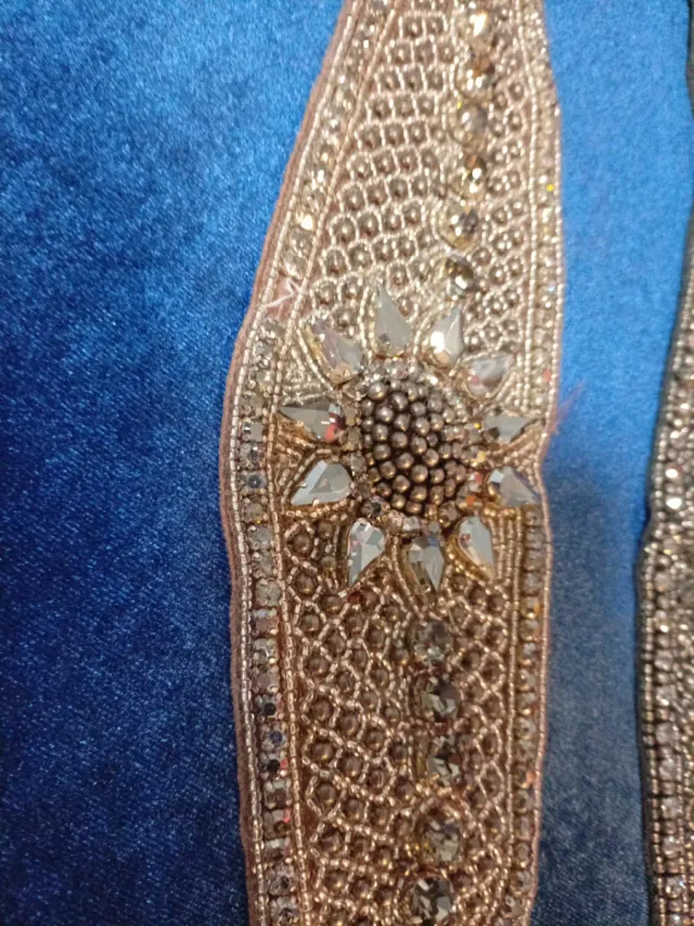 Cinturones pedrería biselada oro y plata