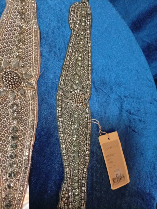 Cinturones pedrería biselada oro y plata