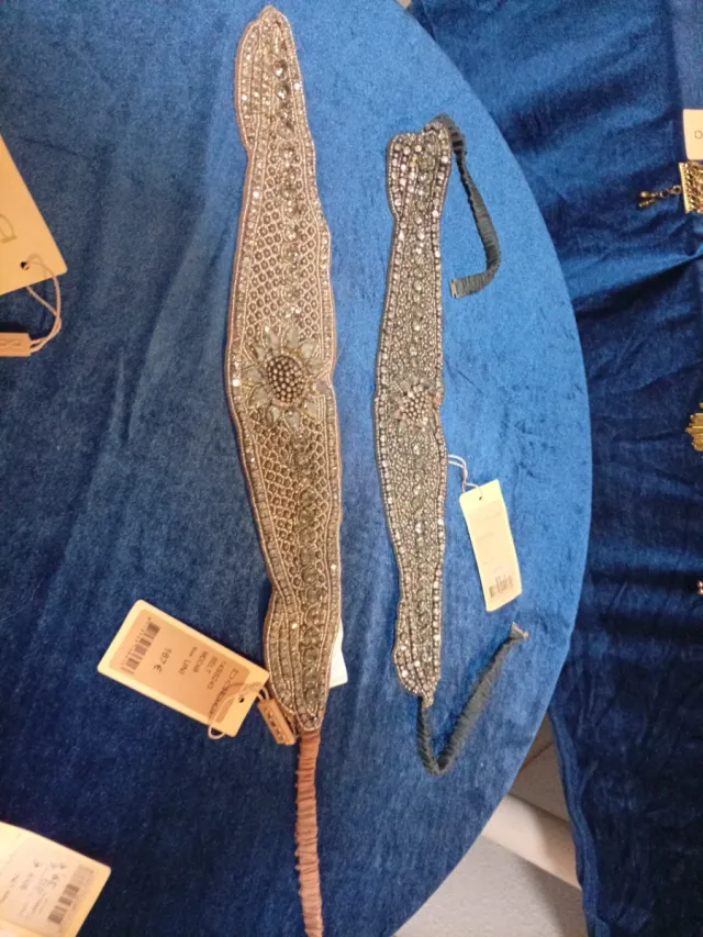 Cinturones pedrería biselada oro y plata