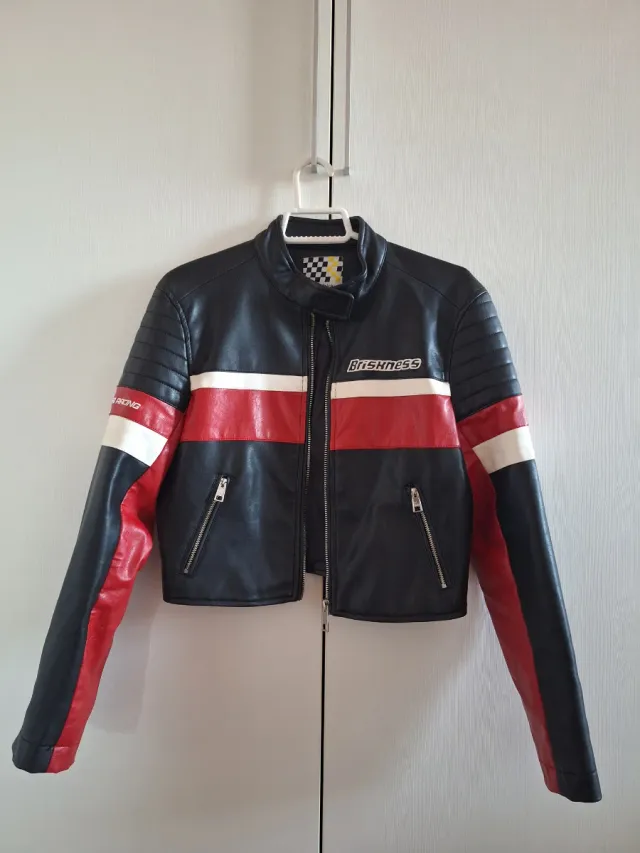 Cazadora corta talla xs de Bershka